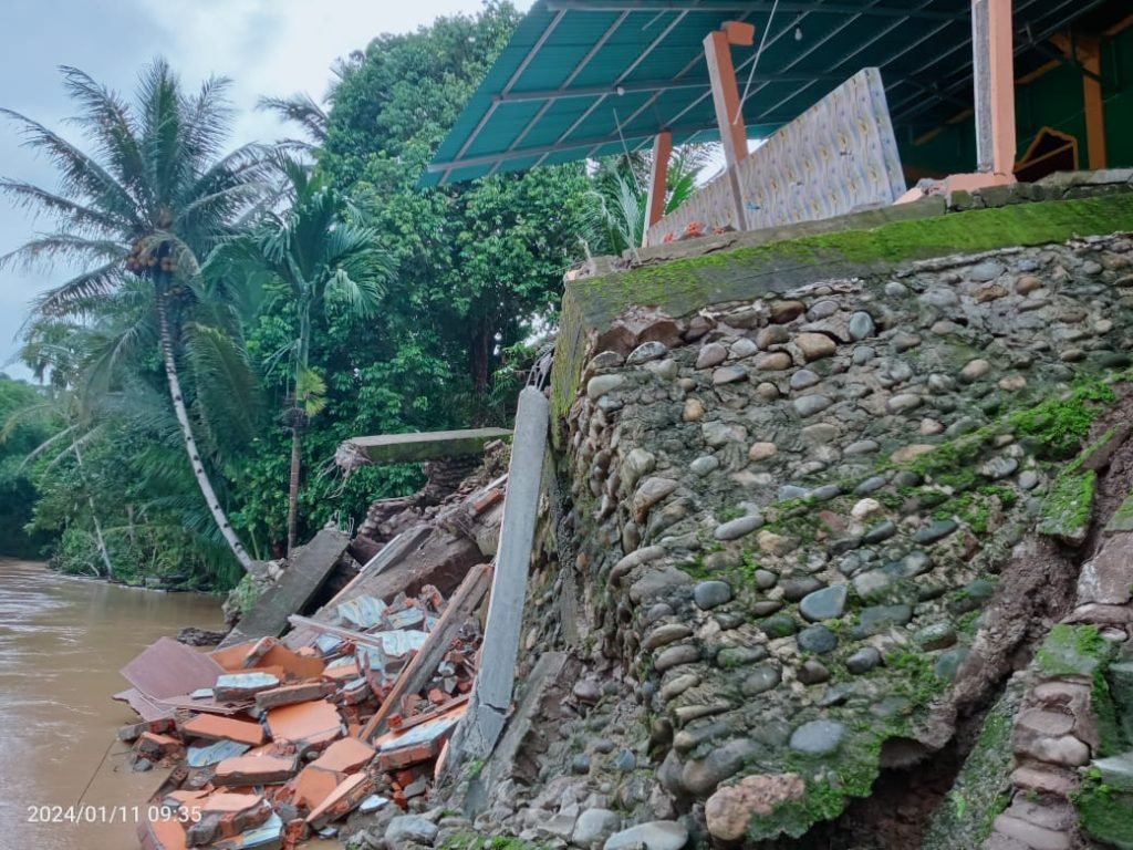 Banjir Melanda Desa Sosokan, Hancurkan Kantor Desa yang Baru Dibangun