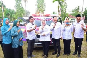 Satu lagi, Bantuan Mobil Ambulans DiSalurkan Bupati Ratna Machmud ke Desa Sugih Waras