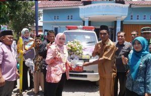 Bupati Ratna Machmud Salurkan Bantuan Seragam Sekolah dan Mobil Ambulans ke Desa Ketuan Jaya Muara Beliti