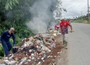 Lurah Irsan Susanto Pimpin Gotong Royong, Imbau Warga Pasar Surulangun Tidak Buang Sampah Sembarangan