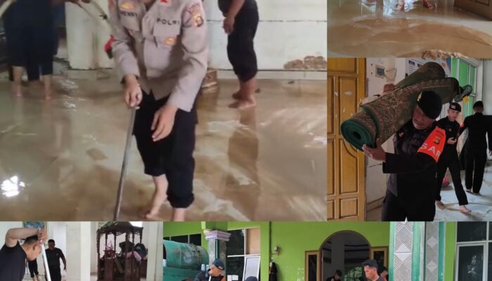 Kapolsek Muara Rupit Pimpin Pembersihan Pascabanjir di Masjid Baitul Hasanah Desa Noman